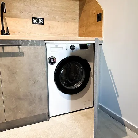 6 Studios 6 Bathrooms 2 Levels Kitchens