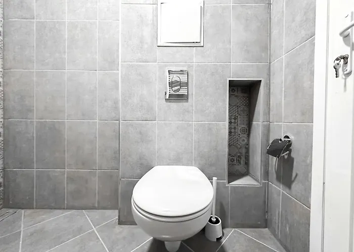 6 Studios 6 Bathrooms 2 Levels Kitchens Apartment *